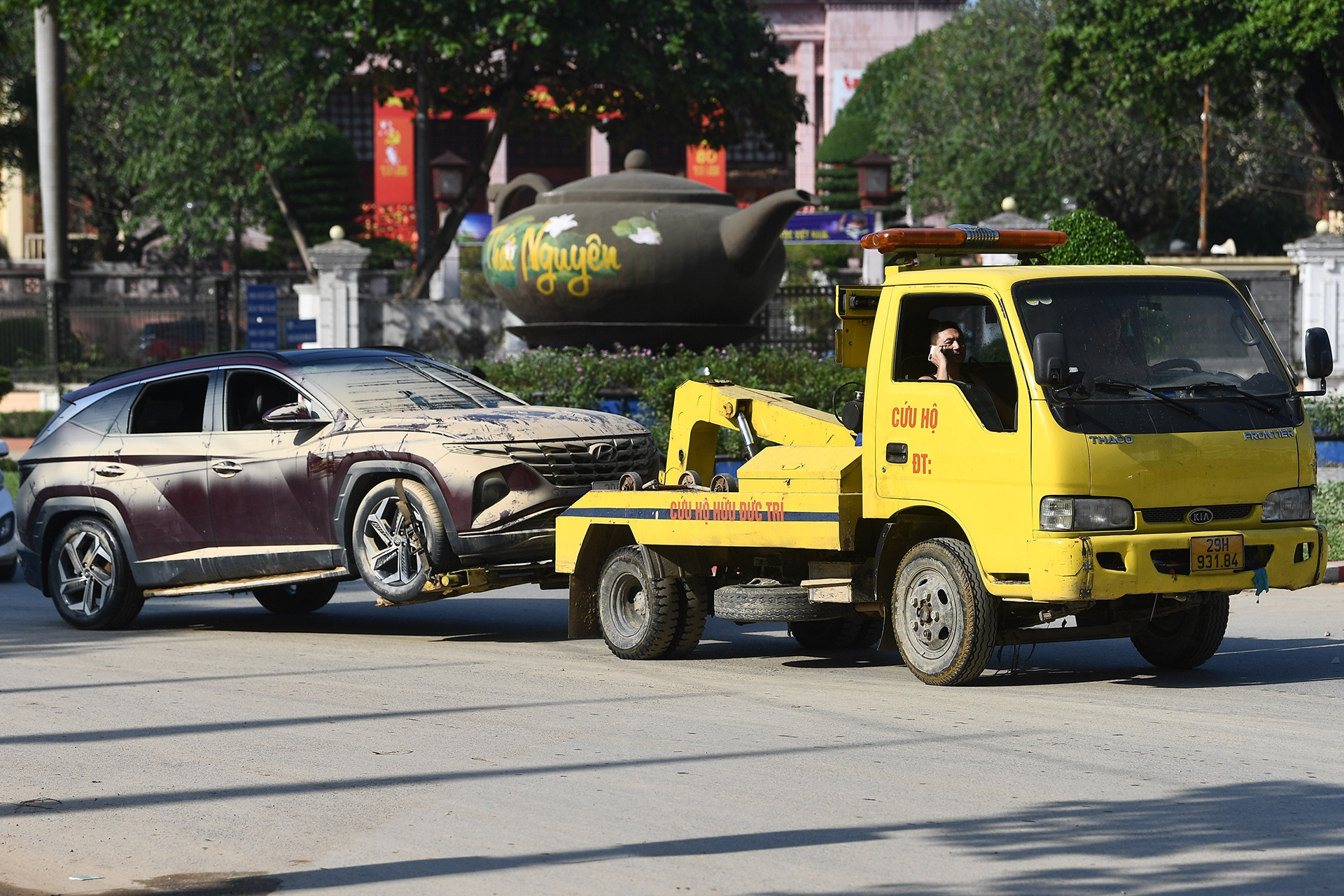 Chủ xe ngập nước than trời vì bị hét giá cứu hộ đắt đỏ, 90km tốn gần chục triệu