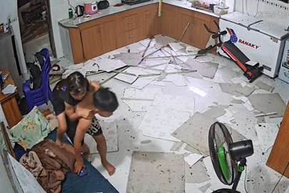 Clip anh 12 tuổi cõng em gái thoát nạn khi trần nhà sập hút gần 16 triệu lượt xem