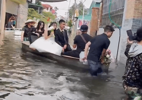 Ngập từ nhà ra ngõ, chú rể Hà Nội đem 2 chiếc thuyền đi đón dâu