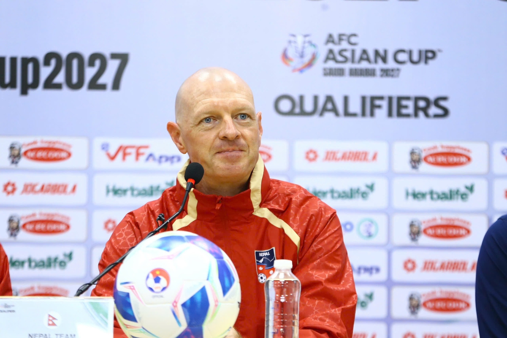 HLV Nepal cầu mưa, cảnh báo tuyển Việt Nam 'hãy coi chừng'