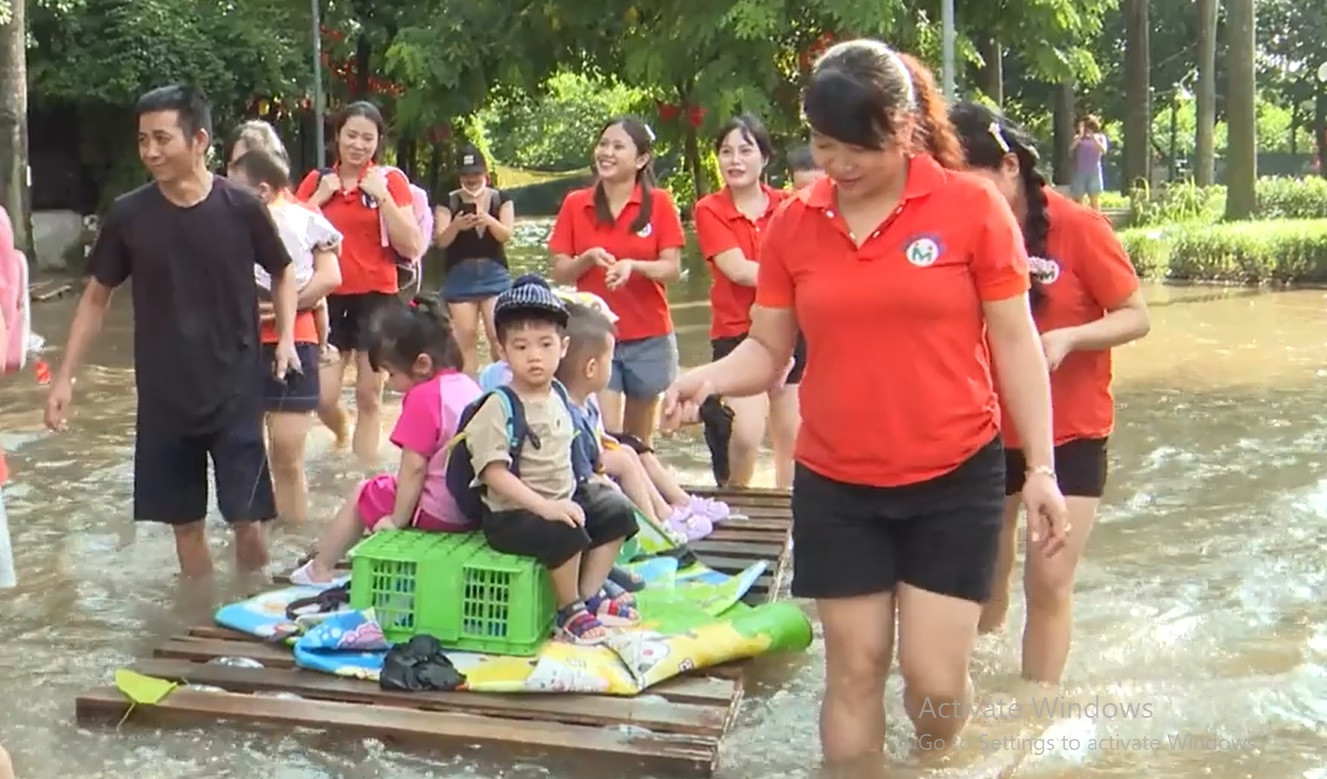 học sinh đi thuyền.jpg