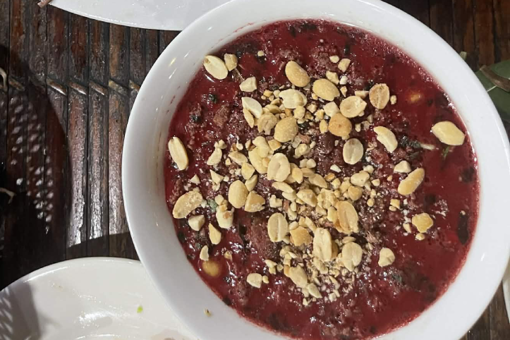 Nam thanh niên nguy kịch sau khi ăn tiết canh