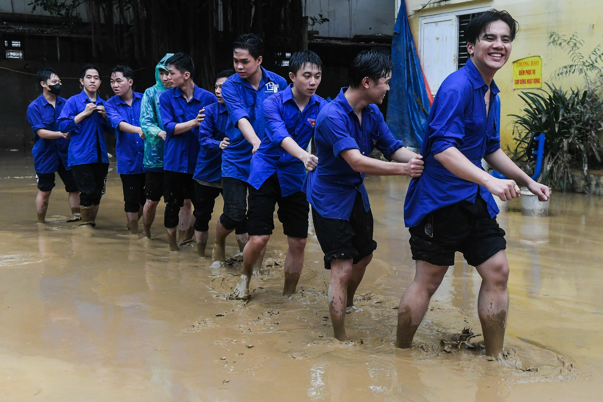 Người dân Bắc Ninh dọn bùn từ 3h, tiếng hô hào vang khắp chợ ven sông