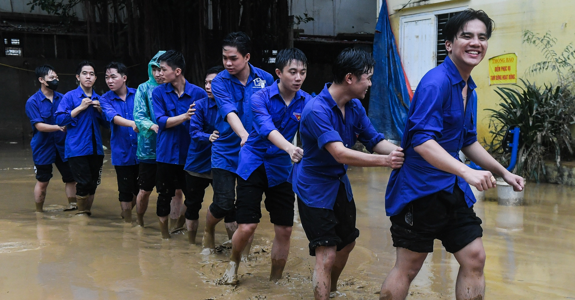 Người dân Bắc Ninh dọn bùn từ 3h, tiếng hô hào vang khắp chợ ven sông