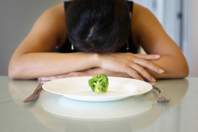 Nữ sinh 17 tuổi nhập viện tâm thần vì nhịn ăn sáng, tập thể dục 2-3 giờ mỗi ngày