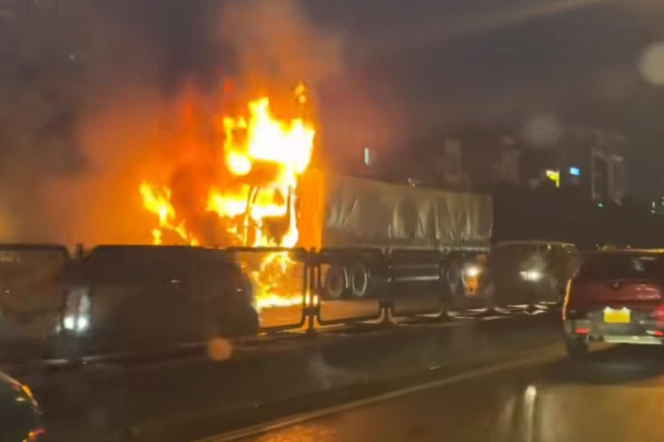 Xe đầu kéo bốc cháy ngùn ngụt ở đường vành đai 3 trên cao
