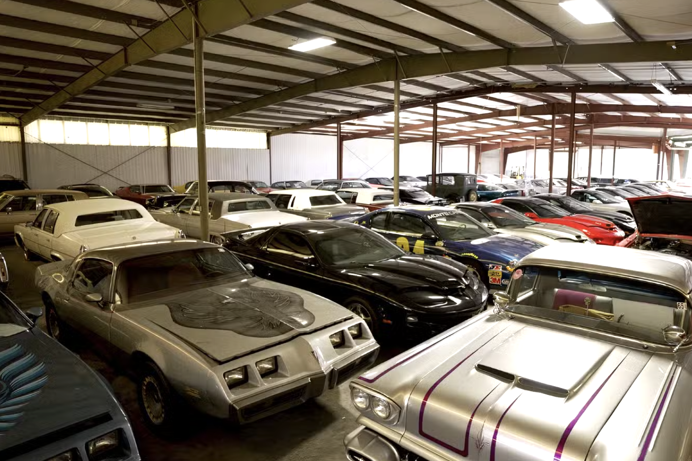 Phát hiện hơn 1.000 ô tô cổ trong bộ sưu tập bí mật của một doanh nhân