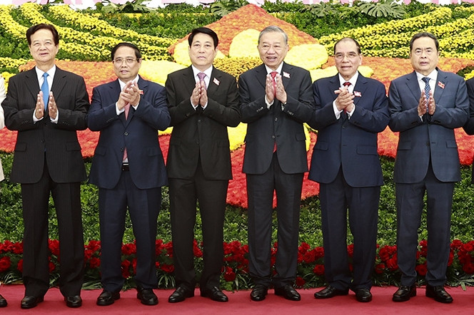 Tổng Bí thư tham quan robot, tên lửa tại Đại hội Đảng bộ Chính phủ