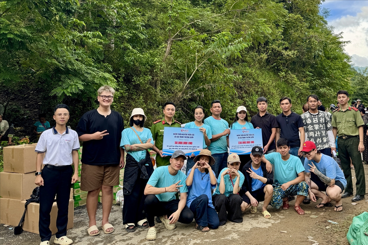 Trao gần 300 triệu đồng quà tặng, hỗ trợ người dân bản Đửa khắc phục hậu quả bão