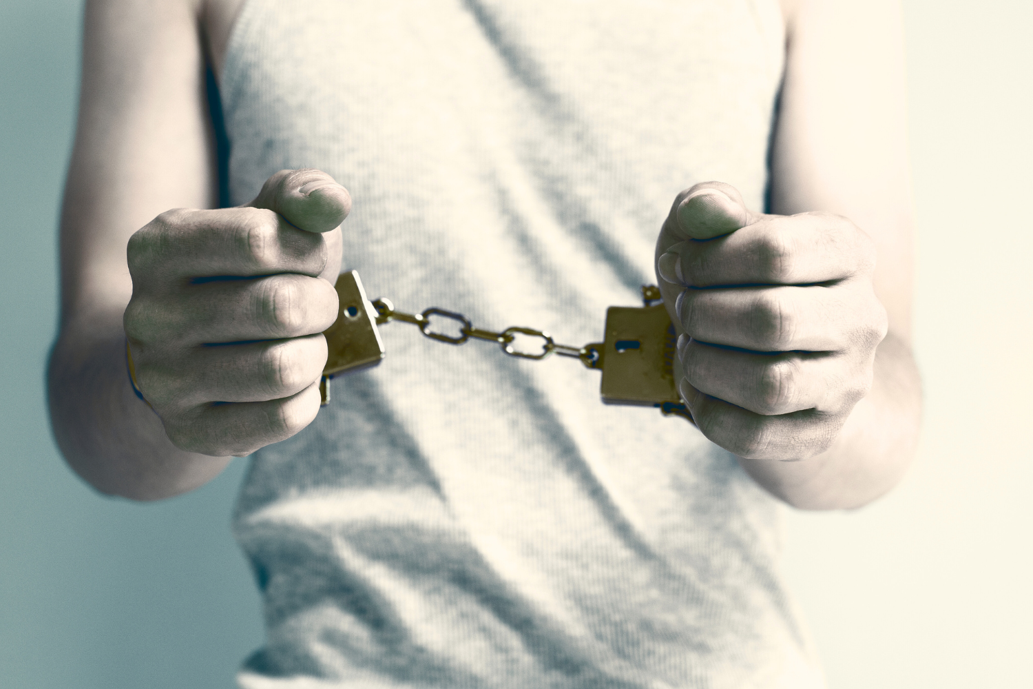 Truy tố kẻ dùng chăn làm bạn tình đồng tính tử vong sau khi 'phê' ma túy