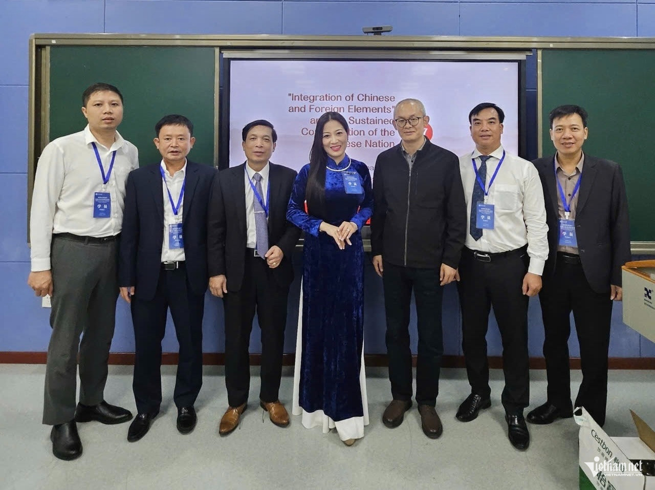 W-Chup anh voi giao su Dai hoc Dan toc Trung Nam.jpg