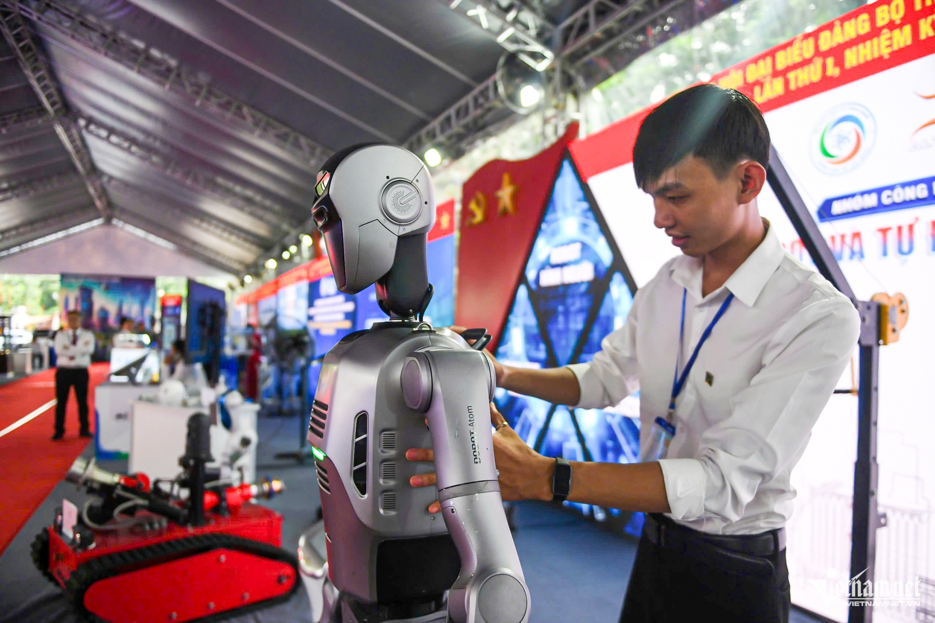 W-triển lãm công nghệ 9.jpg