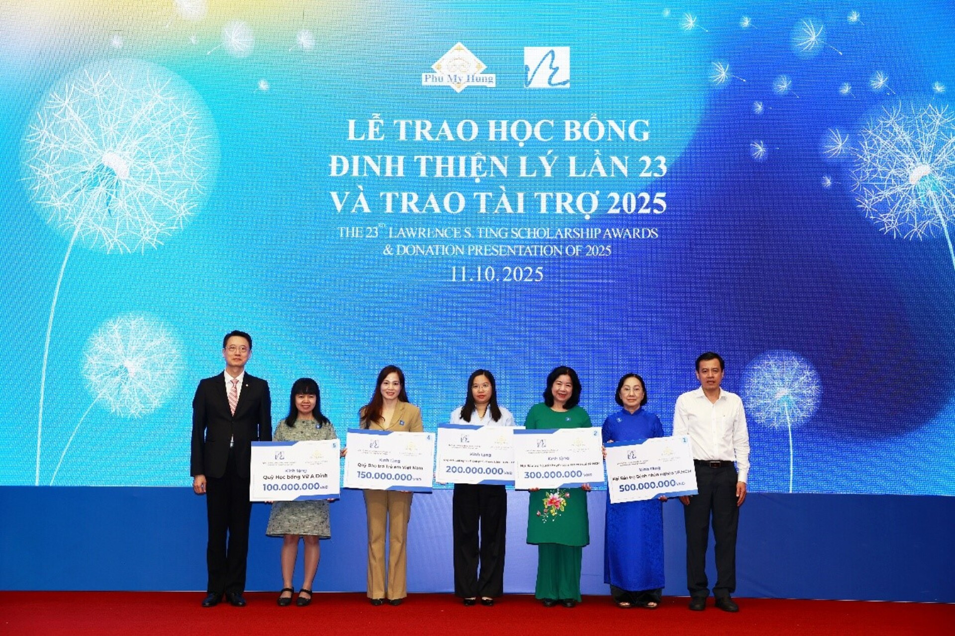 02 trao hoc bong.jpg