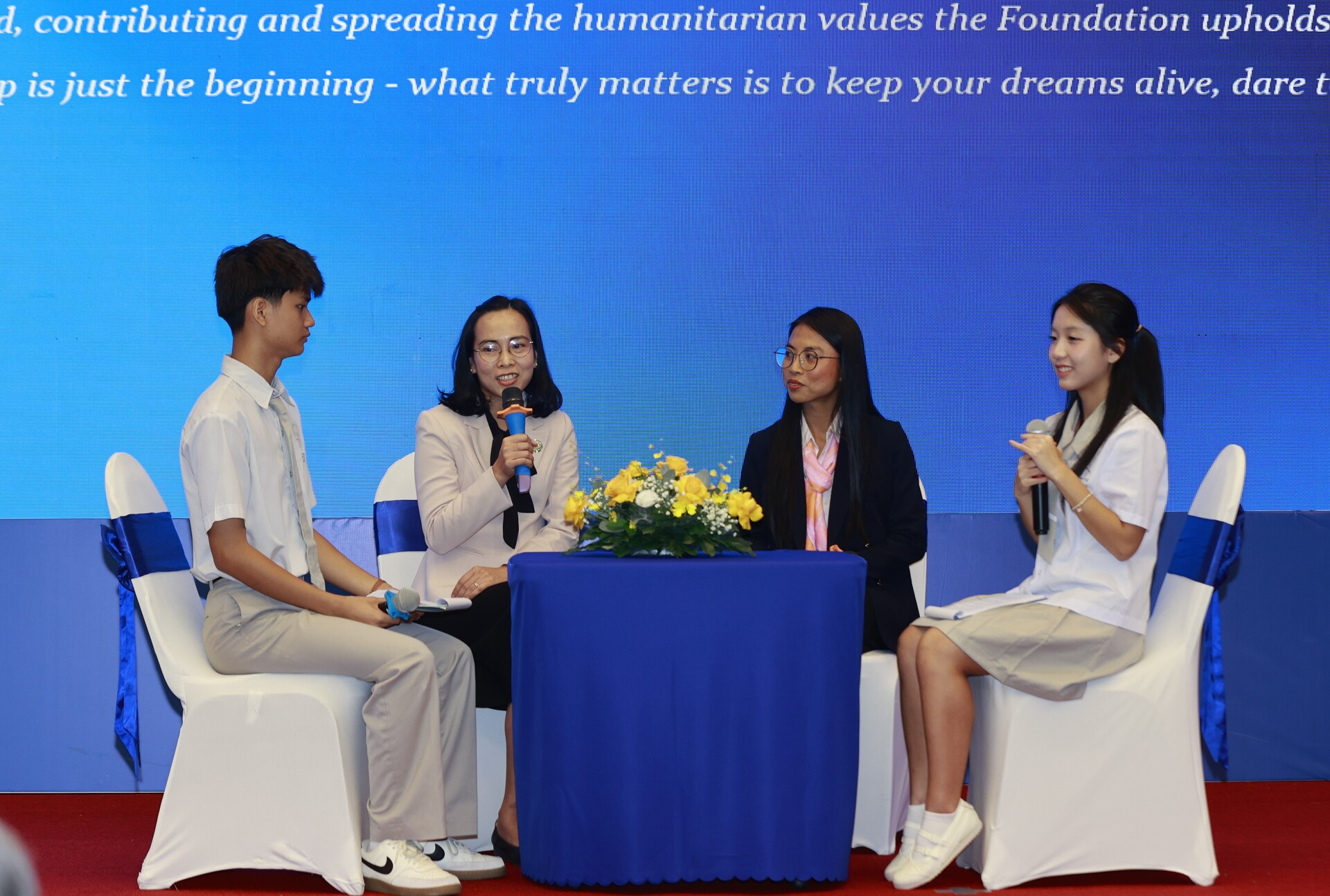 03 Trao hoc bong.jpg