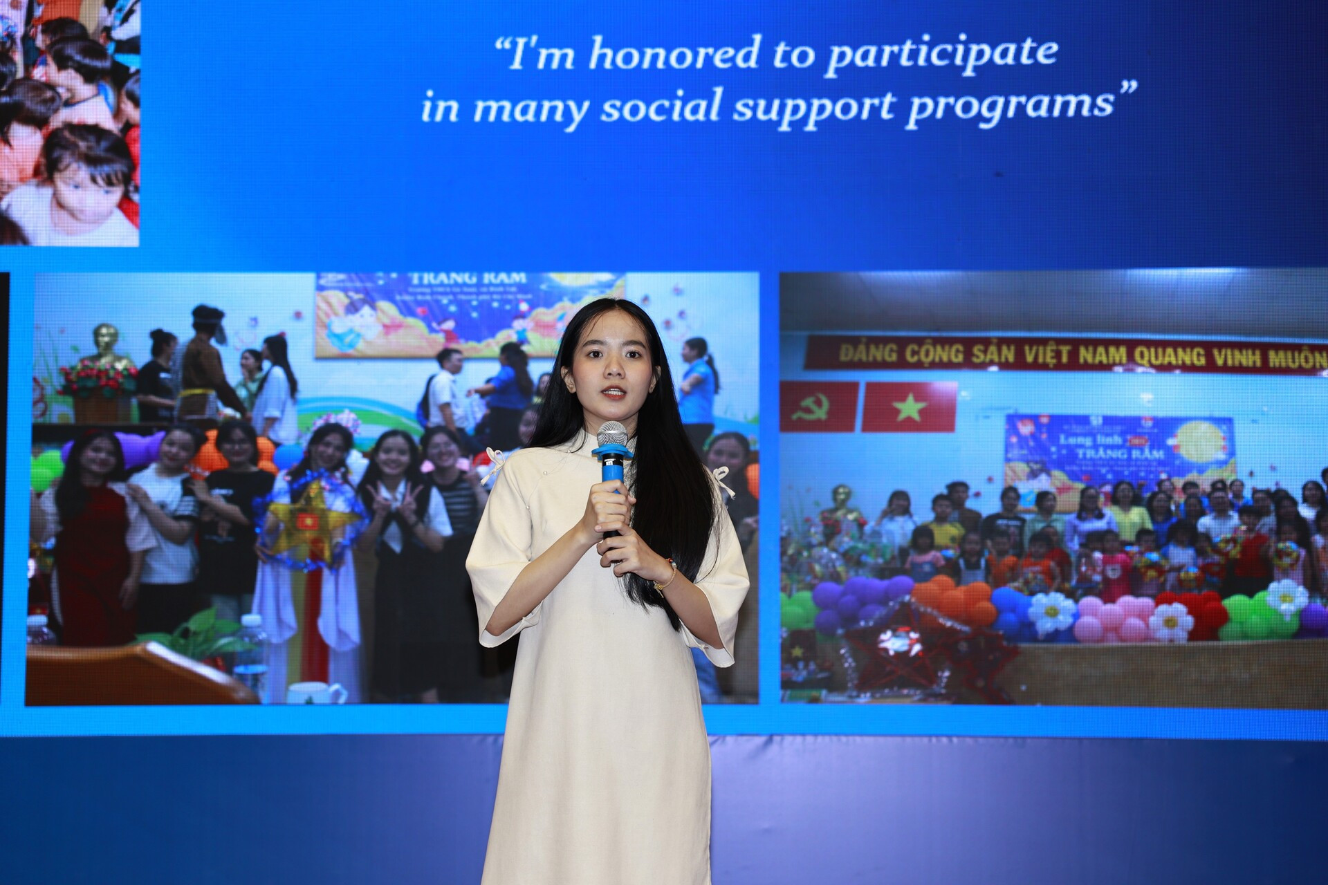 04 Trao hoc bong.jpg