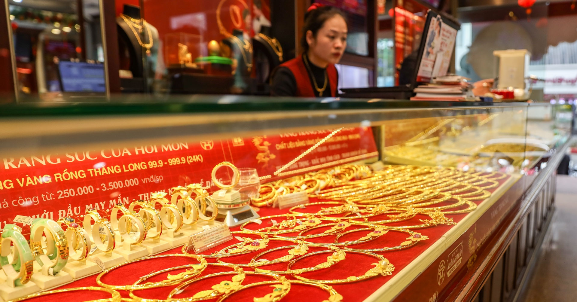 Giá vàng hôm nay 15/10/2025: Tăng không ngừng nghỉ, bên mua ‘kiệt sức"