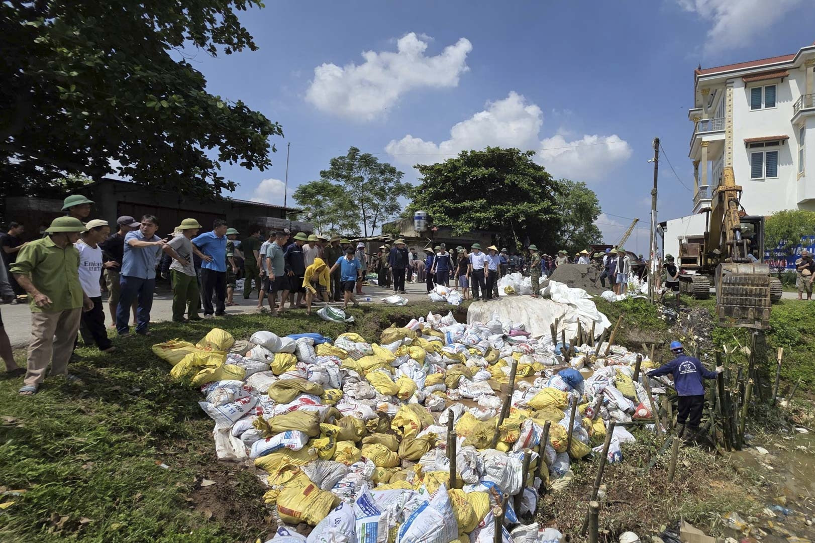 Bắc Ninh công bố tình huống khẩn cấp các sự cố đê điều