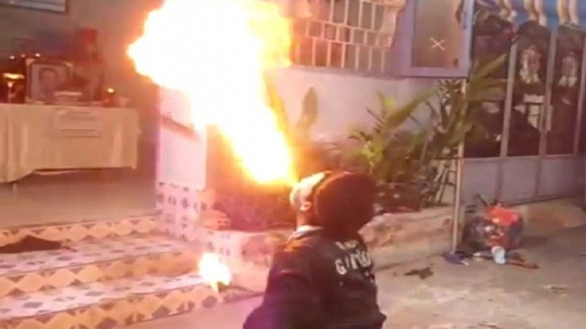 Bé trai bị bỏng nặng do ngậm xăng phun lửa đã qua nguy kịch