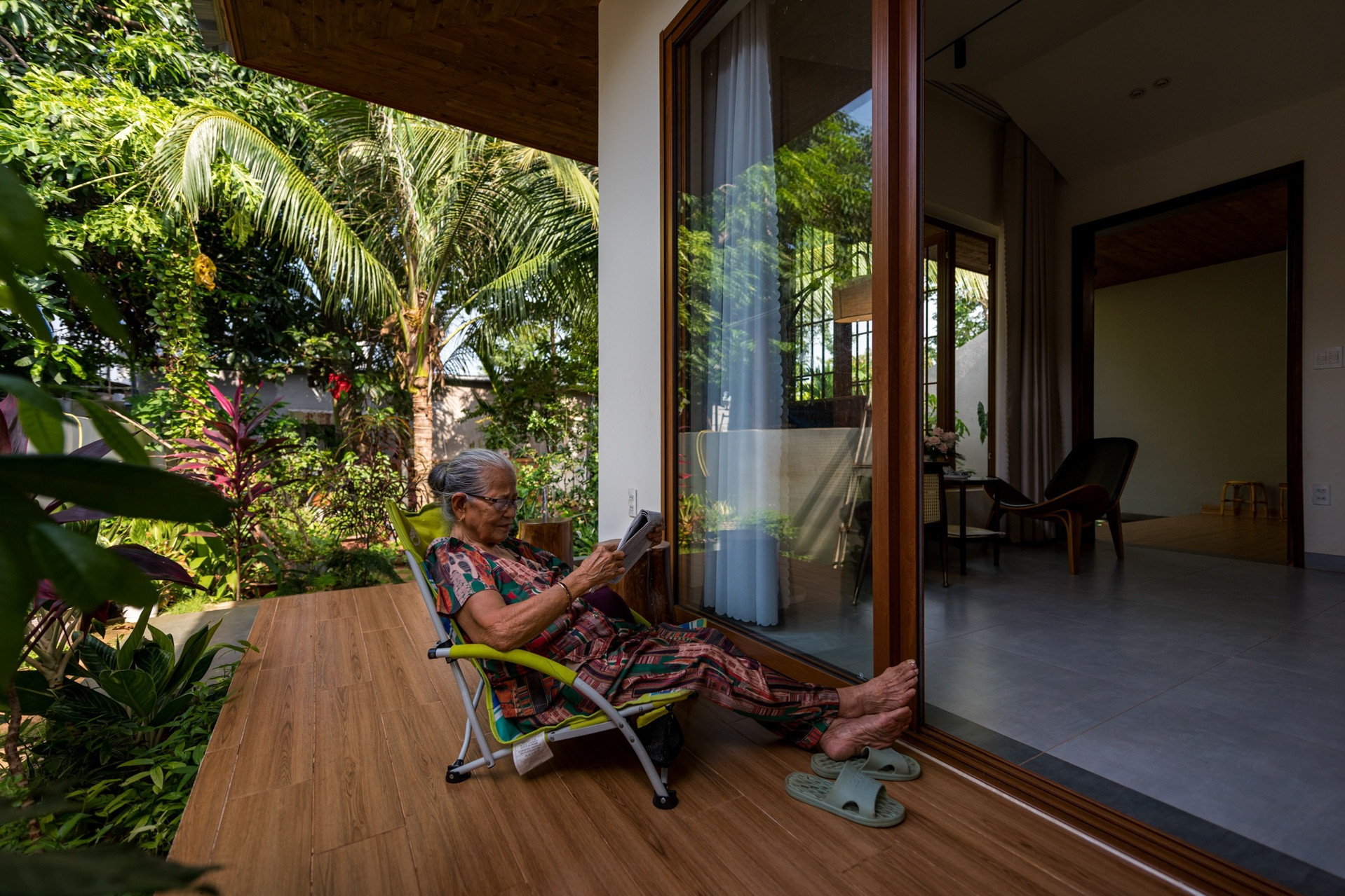 Con gái ở Đồng Nai xây nhà 800 triệu giữa vườn xanh, tặng mẹ dưỡng già