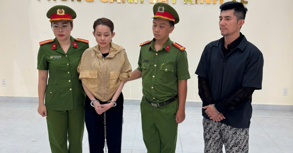 Công an khám xét nhà Ngân 98, triệu tập mẹ ruột