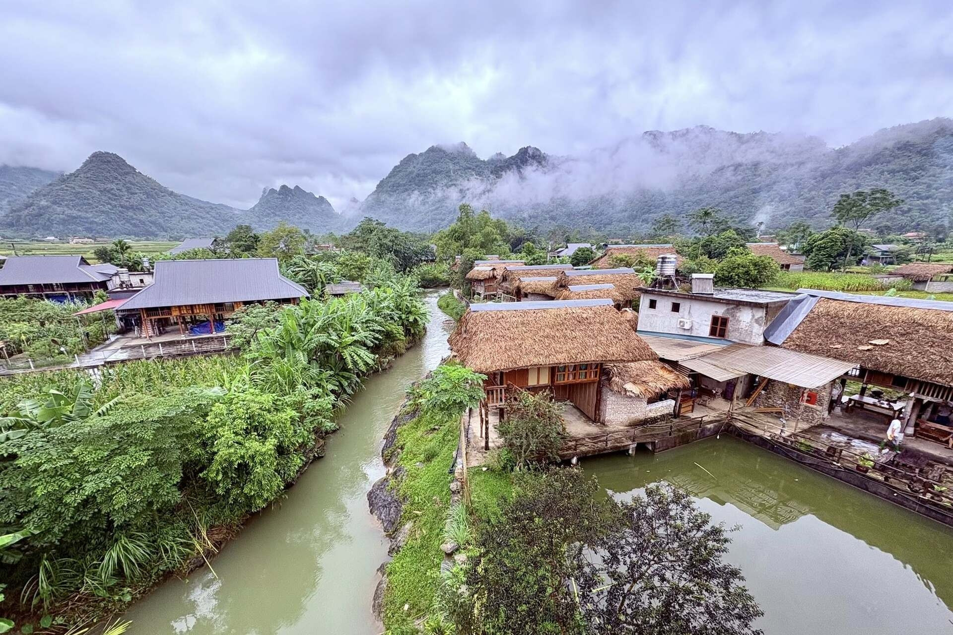 Du khách Australia ngỡ ngàng trước thung lũng hoang sơ đẹp như tranh ở Lào Cai