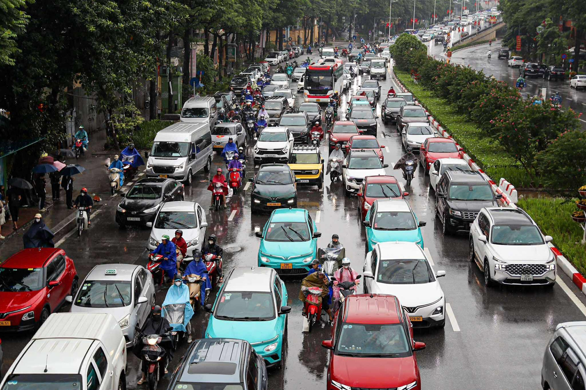 Hà Nội lại tắc khắp ngả trong cơn mưa nặng hạt vào giờ cao điểm