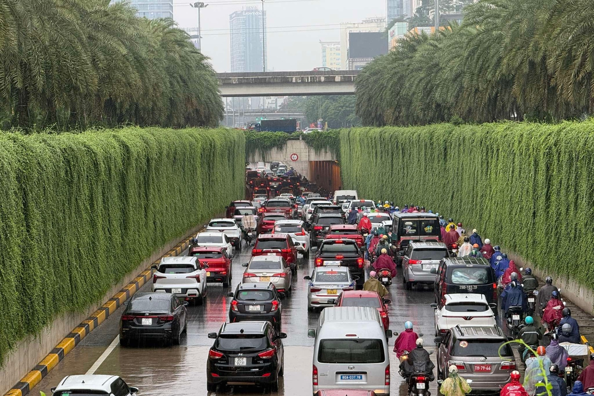 Hà Nội tắc khắp ngả trong cơn mưa rả rích