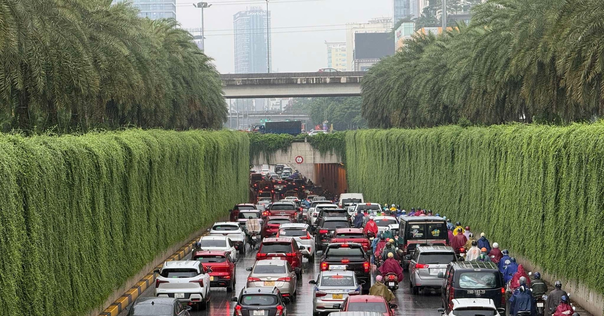 Hà Nội lại tắc khắp ngả trong cơn mưa nặng hạt vào giờ cao điểm