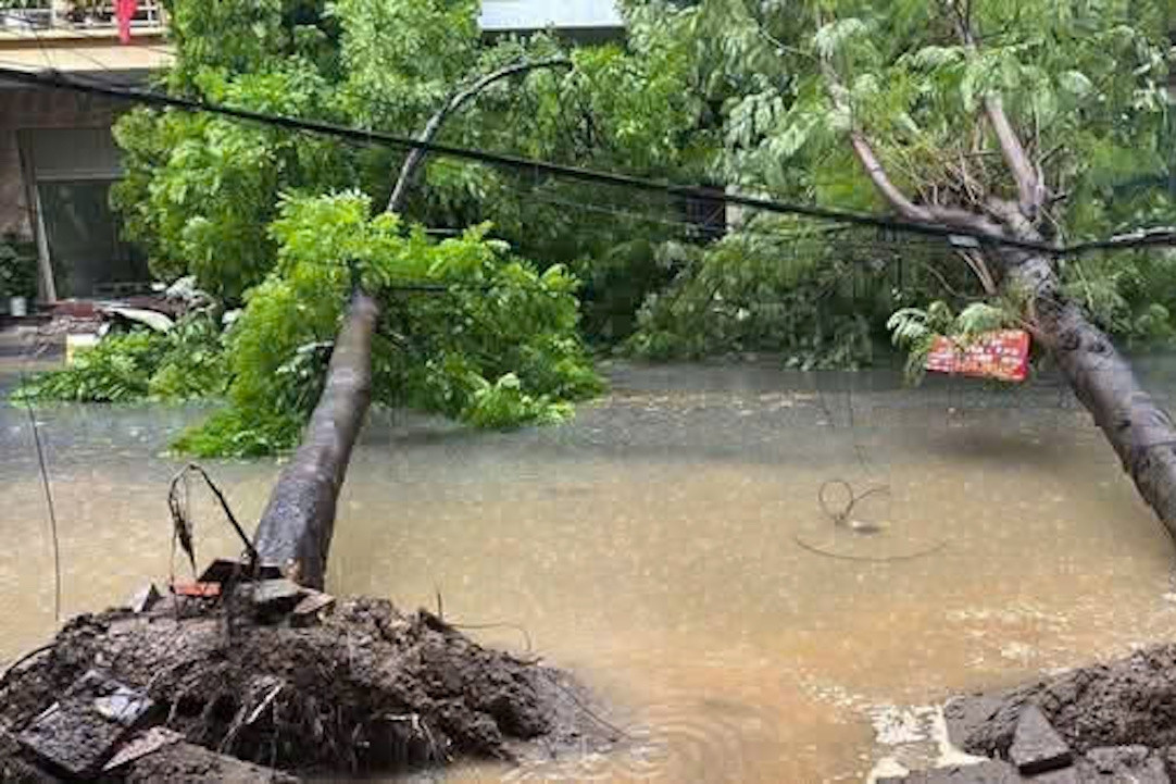 Hải Phòng mưa tầm tã, hàng loạt phương tiện chết máy giữa phố ngập