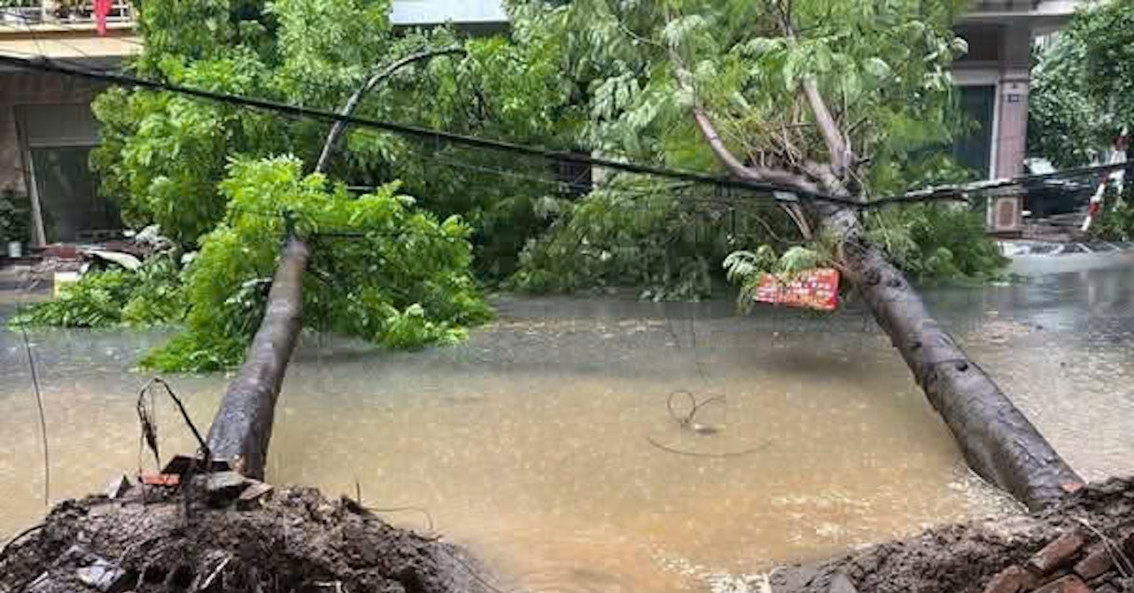 Hải Phòng mưa tầm tã, hàng loạt phương tiện chết máy giữa phố ngập