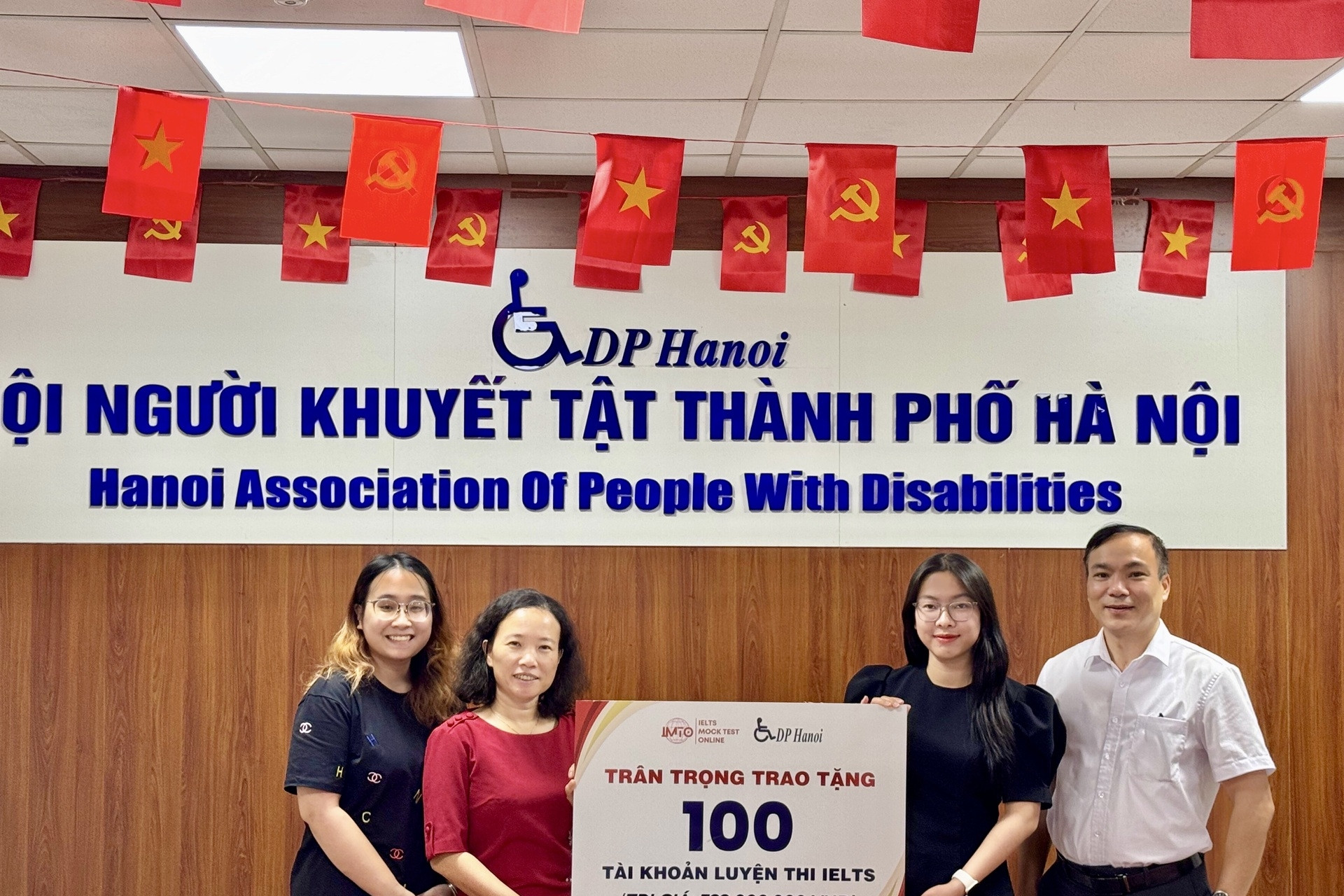 IELTS Mock Test Online tặng 100 tài khoản luyện thi cho học sinh khuyết tật