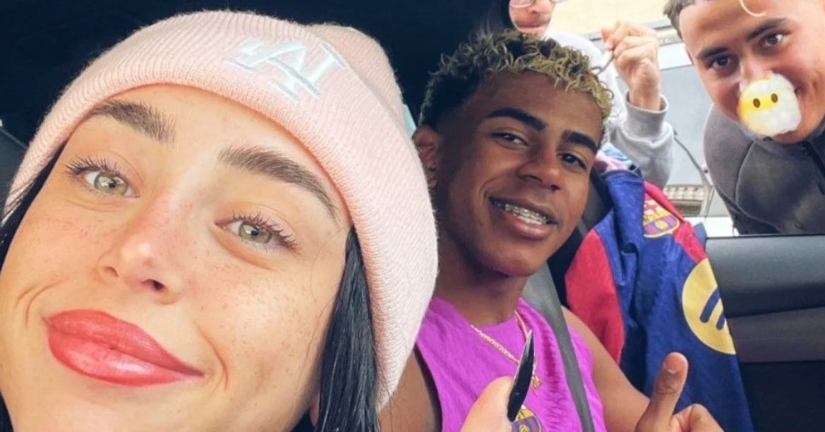 Lamine Yamal hớn hở được bạn gái tới đón sau buổi tập cùng Barca