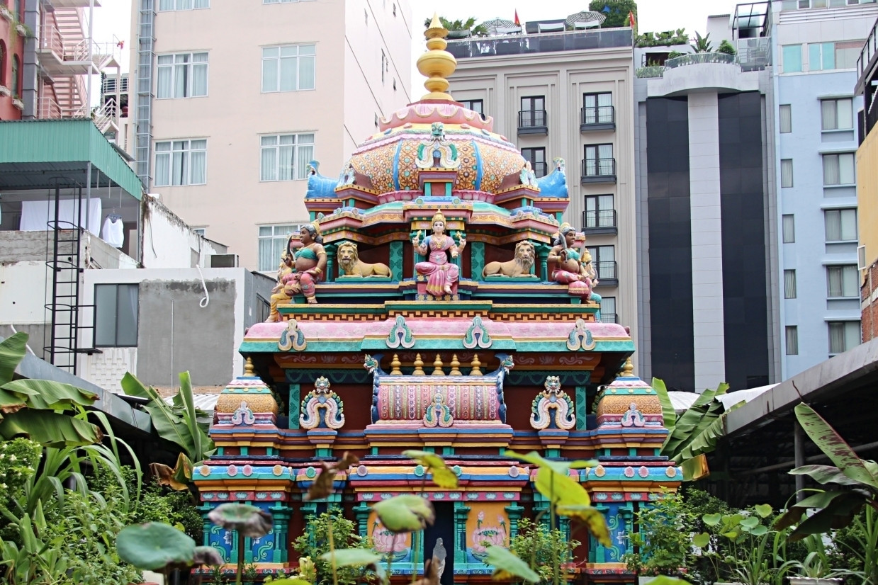 Ngôi đền trăm năm rực rỡ ở TPHCM, khách úp mặt vào đá cầu nguyện