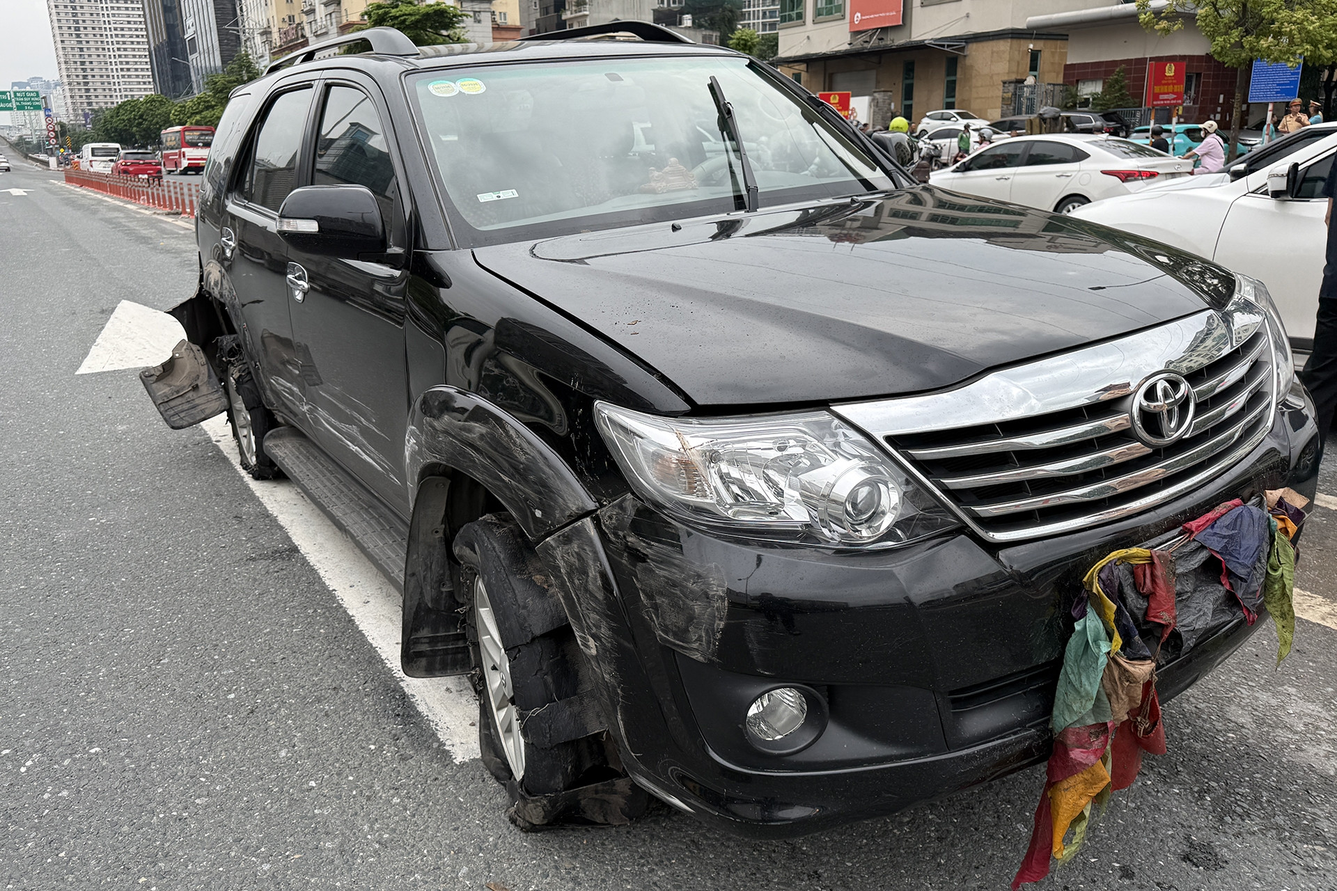 Ô tô nổ 2 lốp đi ngược chiều ở Hà Nội, tài xế có biểu hiện bất thường