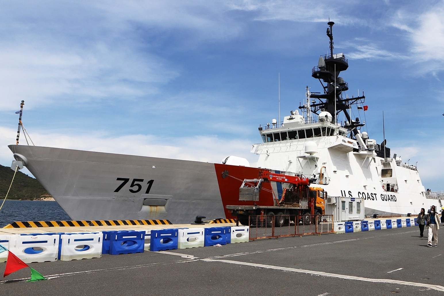 Quy định mới về người Việt Nam, người nước ngoài ra vào cảng Cam Ranh