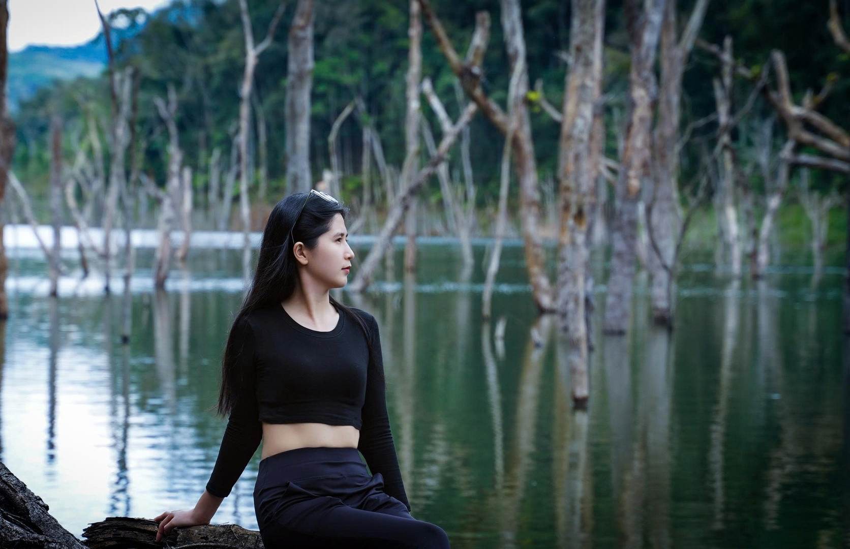 'Rừng chết' giữa hồ xanh ở Măng Đen, cảnh đẹp lạ hút khách check-in