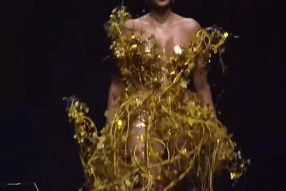 Siêu mẫu Hoàng Thuỳ dát hơn 100 lá vàng lên người, diễn vedette ở Thượng Hải