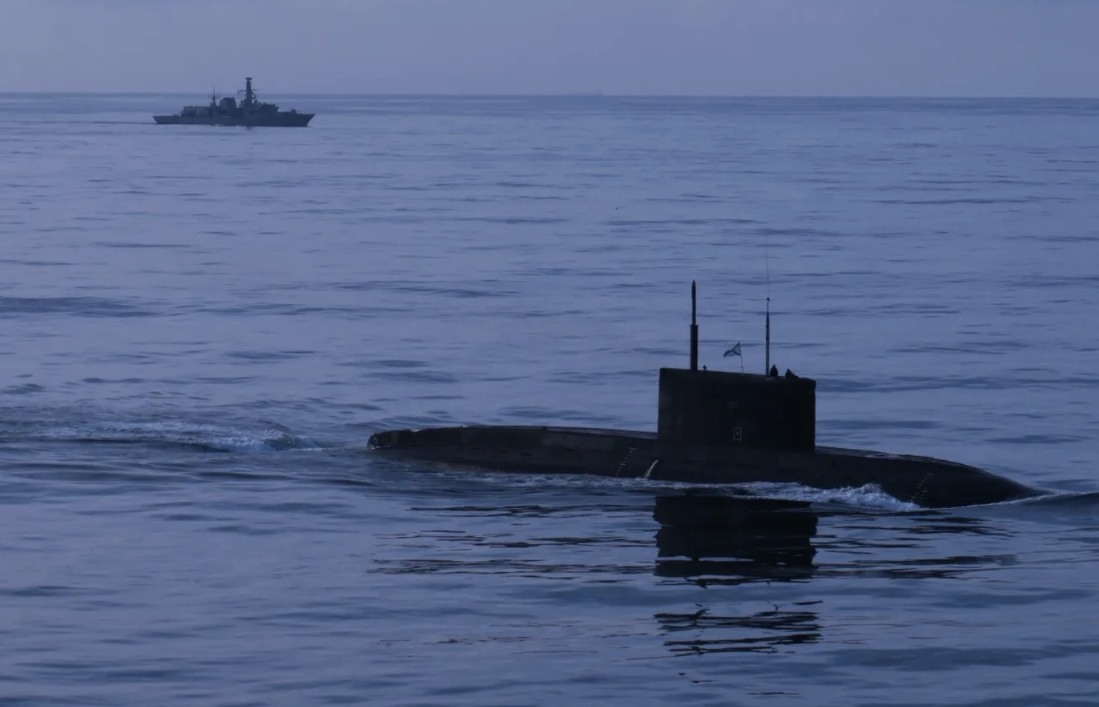 Lý do tàu ngầm Nga bất ngờ nổi lên ở eo biển Manche