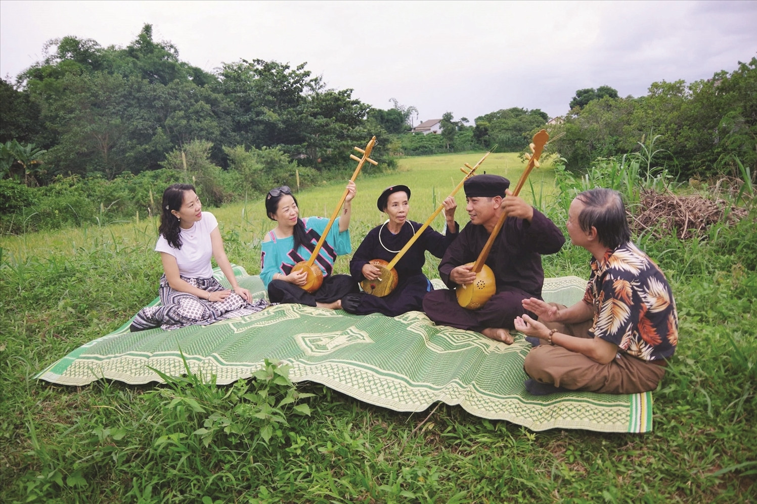 Tiếp sức để đồng bào chủ động “giữ lửa” văn hóa