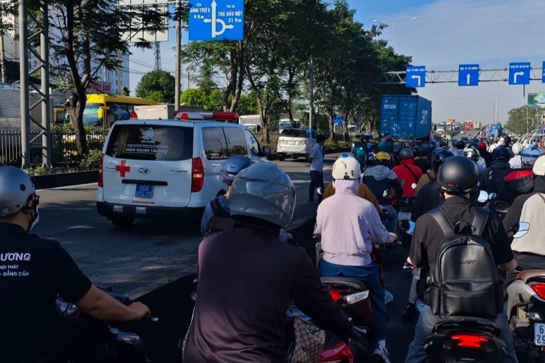 Va chạm xe container, bé gái tử vong trên đường được cha chở đi học