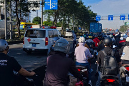 Va chạm xe container, bé gái tử vong trên đường được cha chở đi học