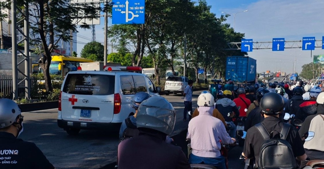 Va chạm xe container, bé gái tử vong trên đường được cha chở đi học