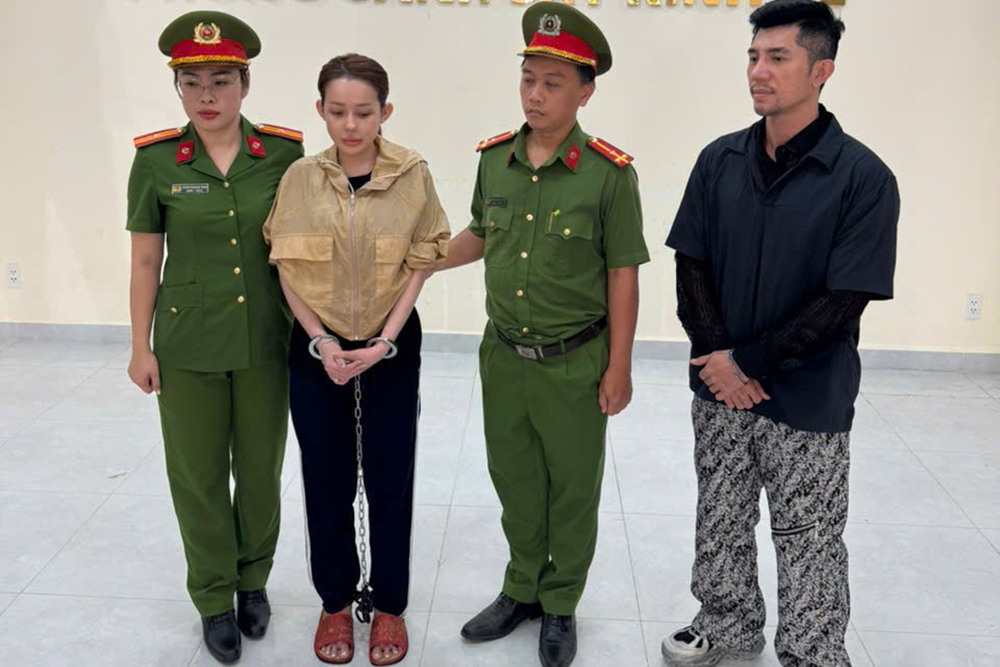 Vì sao Ngân 98 bị còng tay, chân khi bị khởi tố, bắt tạm giam?