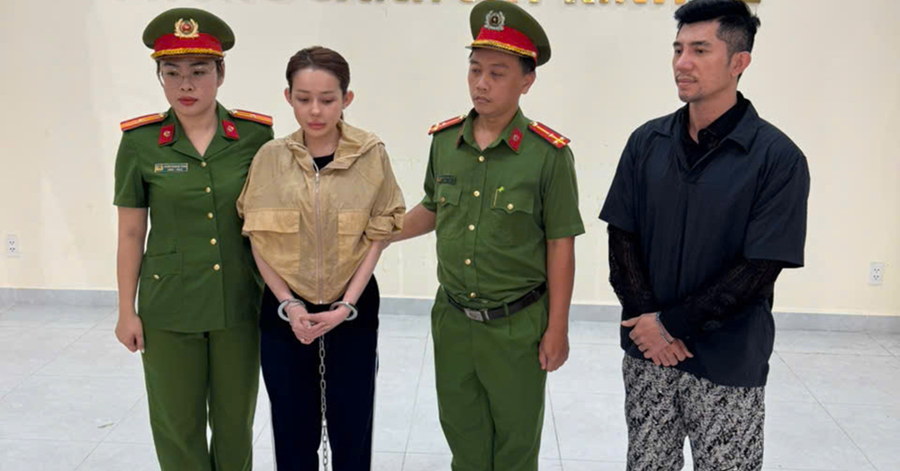 Vì sao Ngân 98 bị còng tay, chân khi bị khởi tố, bắt tạm giam?