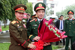 Việt Nam tặng xe chỉ huy, pháo hoa để Lào tổ chức 50 năm Quốc khánh