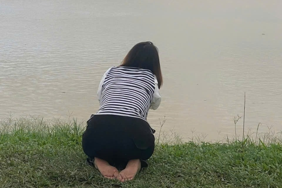 Vụ nghi bố ôm 2 con nhảy cầu: Thắt lòng cảnh mẹ trẻ quỳ gối chờ tin con bên sông