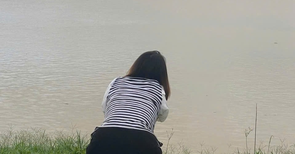 Vụ bố nghi ôm 2 con nhảy cầu: Thắt lòng cảnh mẹ...