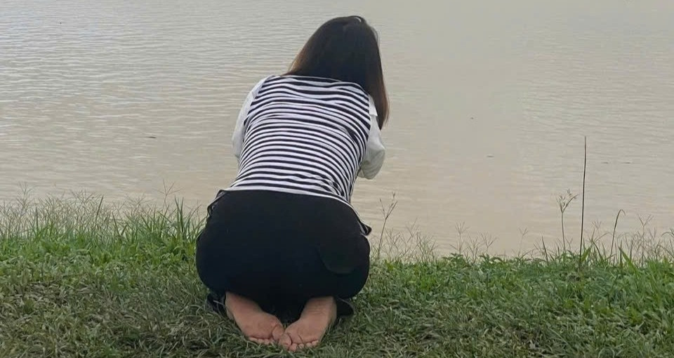 Bản tin trưa 15/10: Vụ nghi chồng ôm 2 con nhảy cầu: Người vợ đi khắp sông Lam