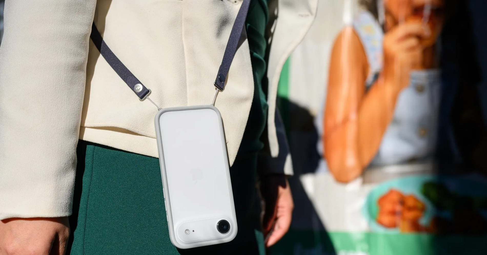 Apple ‘đu trend’ dây đeo iPhone của châu Á