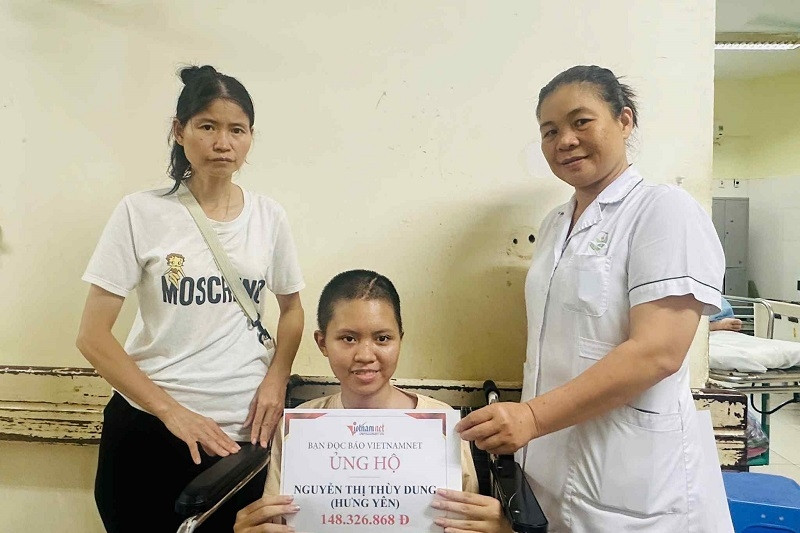 Báo VietNamNet trao hơn 148 triệu đồng đến em Nguyễn Thị Thùy Dung bị tai nạn